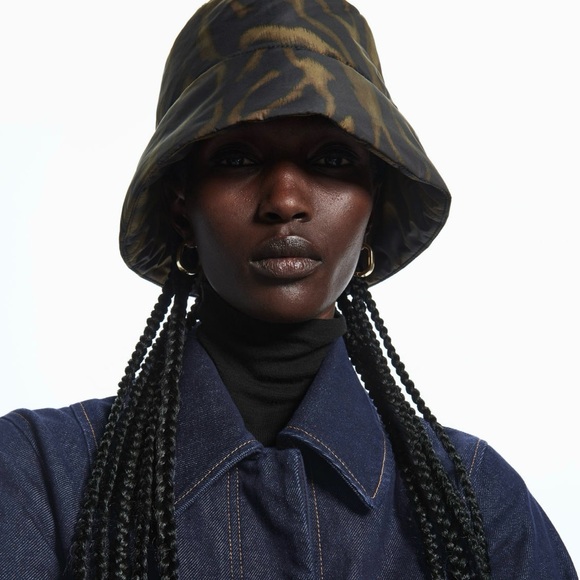 Cos tiger printed padded bucket hat in size XS/S - Picture 2 of 6